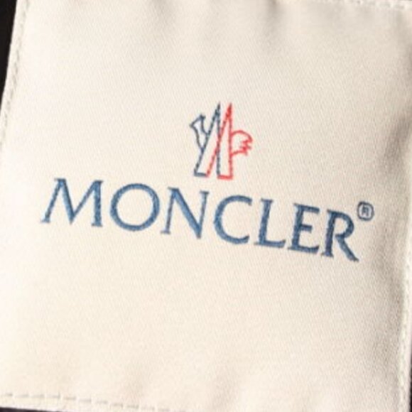 Beautiful Moncler knee-length quilted down coat with mock neck, dual zip pockets - Picture 11 of 11